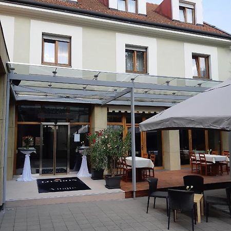 London Boutique Hotel & Restaurant Trnava Buitenkant foto